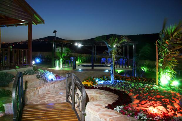 תאורת ערב צבעונית ורומנטית - כפר נופש אצולת הגליל