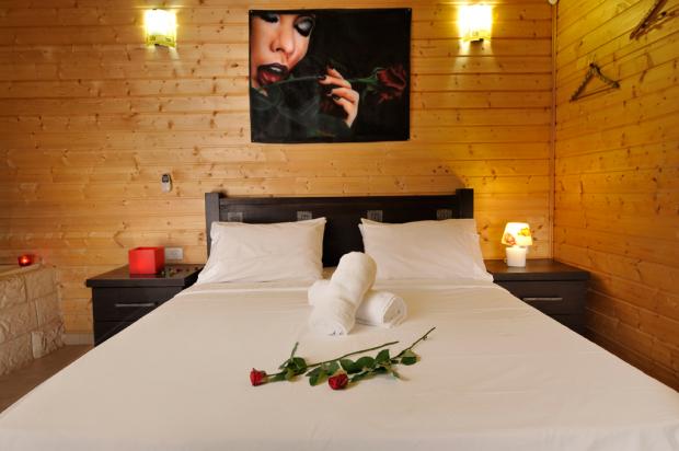 מיטה זוגית נוחה מוצעת במצעים איכותיים - Atzulat Ha-Kfar
