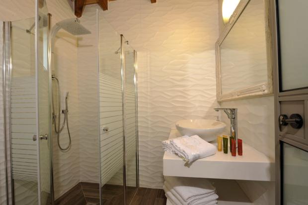 חדר רחצה מהודר עם מקלחון ראש גשם - אלין - סוויטת יוקרה