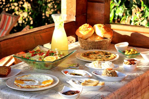 בתיאום מול המארחים תוכלו ליהנות מארוחת בוקר כפרית מושקעת - בקתות עדן רמות