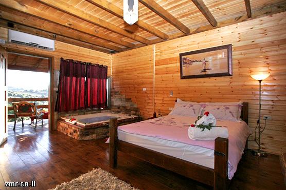 בקתות עץ גדולות ומרווחות עם מיטה זוגית גדולה וג'קוזי רומנטי - Lehitahav Ba-Nof