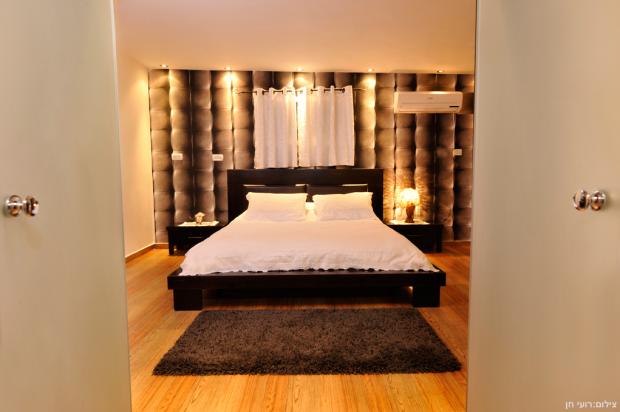 מיטת שינה זוגית עם קיר מיוחד להפליא - Sebesti