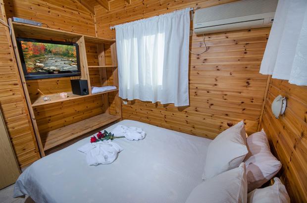 חדר השינה עם מיטה זוגית, מיזוג אוויר וטלוויזיה - Neve Nof Shefer