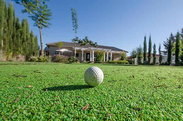 מגרש גולף פרטי ומתחם גן ענקי של יותר מ-1.5 דונם - עלמה