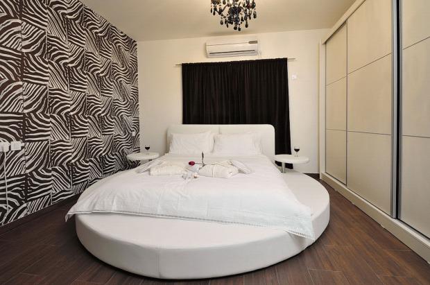 חדר השינה האינטימי בסוויטה עם מיטה עגולה ייחודית - מליבו