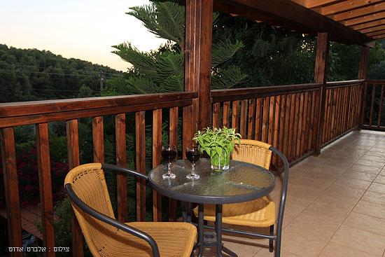 מרפסת פרטית עם פינת ישיבה מול הנוף הירוק והפראי של החורש בואו ליהנות מהטבע - Gesher LaOhavim