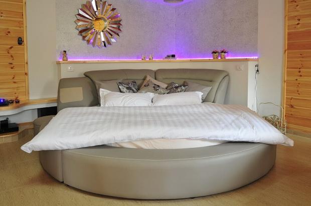 מיטה יוקרתית וענקית בקוטר של 220 , נוחה ונעימה - Golden Suite