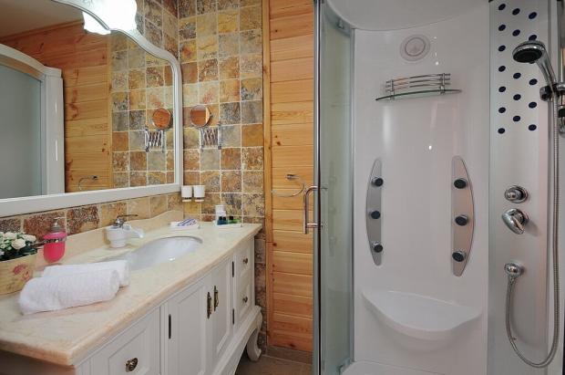 חדר רחצה מפואר הכולל מקלחון עיסוי מפנק - Golden Suite