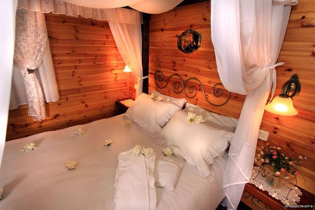 חדר שינה נפרד ואינטימי עם תאורה רומנטית ואוירה כפרית - אביב בלב - צימרים לזוגות