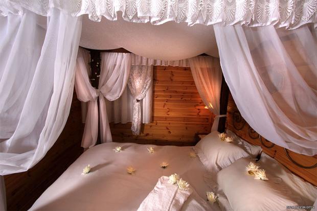 חדר שינה רומנטי עם מיטת אפיריון גדולה ומצעים לבנים ורכים - Aviv Ba- Lev