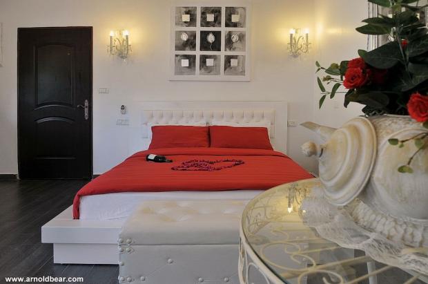 מיטה זוגית מפנקת וגדולה במיוחד מחכה לכם בסוויטה 1 - Ahuzat Yehonatan