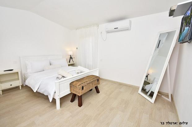 חדר שינה יוקרתי וגדול עם מיטה זוגית מפנקת - סוויטת JOY