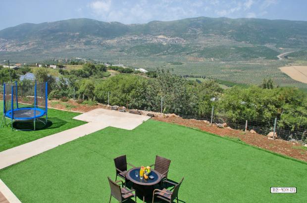 מתחם גן ירוק ומטופח מול הנוף הפתוח - Teva Ha'briya