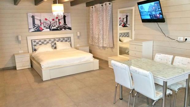 עיצוב נקי, מיטה מרווחת עם מזרן איכותי - Kesem Ba'ofek suites