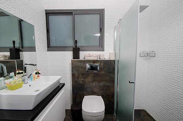 חדר רחצה מפנק בעיצוב מודרני עם מקלחון ראש גשם - אלברט'ס