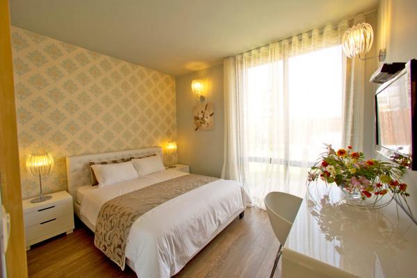 עיצוב קלאסי של חדר שינה עם תאורה נעימה ויפה