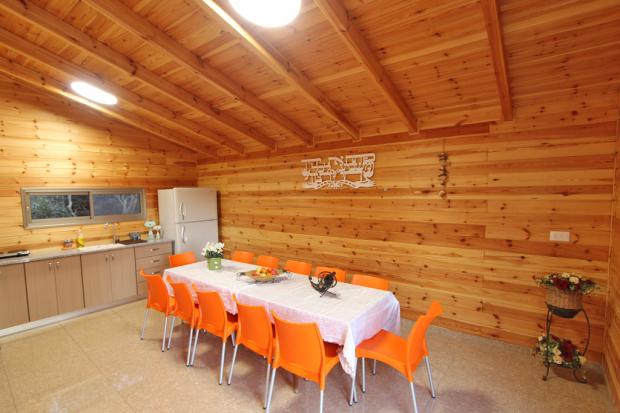 חדש -חדר אוכל מקורה עם מטבח מאובזר - בקתות הלוטם