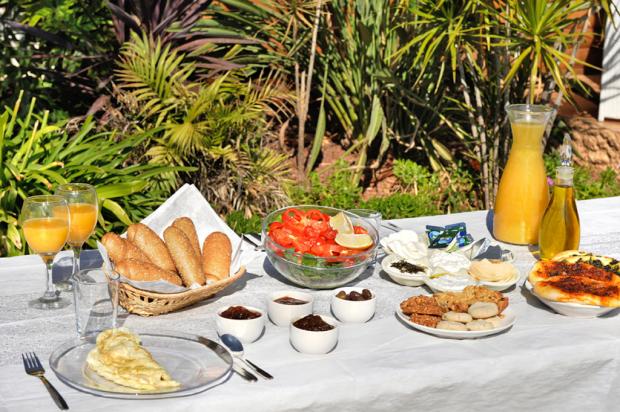 ארוחת בוקר עשירה ומגוונת - Pnina Ba'harim