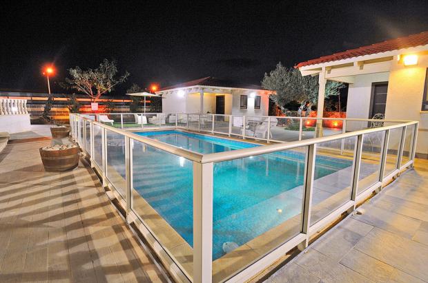 בריכת שחייה מפוארת עם גדר זכוכית לבטיחות הילדים - Mamlechet Sapir