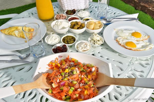 לאכול ארוחת בוקר עשירה במרפסת הפרטית - Hilat Hashahar
