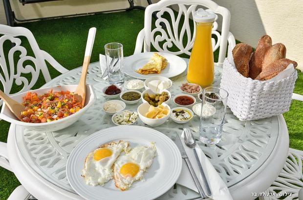 ארוחות בוקר ישראלית ועשירה - Hilat Hashahar