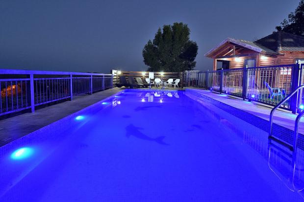 תאורה פנימית בבריכת השחייה במתחם - Ahuza Ba'nof