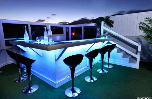 מתחם הגג הפרטי מואר בתאורת לילה קסומה - Vegas Suite