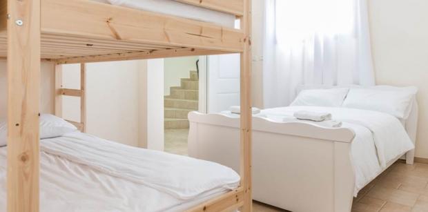 חדר שינה עם מיטה זוגית ומיטת קומותיים - לה וילה בל
