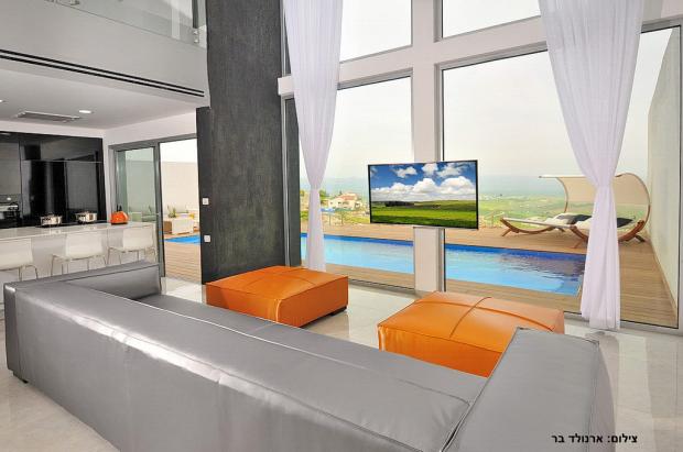 סלון מעוצב מול הנוף עם מסך SMART TV - Aqua Boutique
