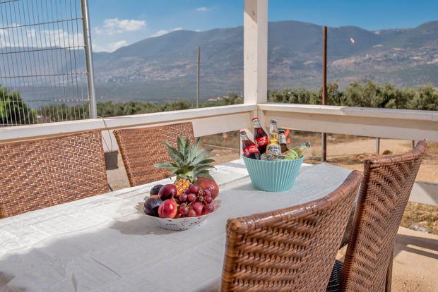 שולחן אוכל חיצוני אל מול נוף הרים יפיפה - Ahuzat Nof Ha-Shalom