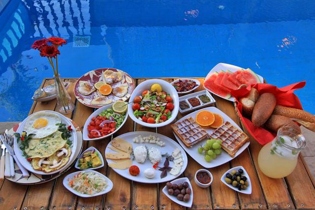 ארוחת בוקר עשירות וטעימות יוגשו אליכם לסוויטות או למתחם הגן לפי בחירתכם - קארמה בגולן