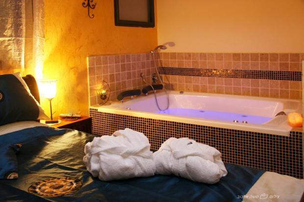 ג'קוזי רומנטי לצד המיטה בסוויטה המרוקאית - קארמה בגולן