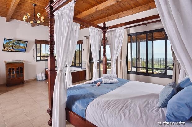 מיטת אפיריון רומנטית וגקוזי זוגי מול הנוף בסוויטת טורקיז - אגם האגדות