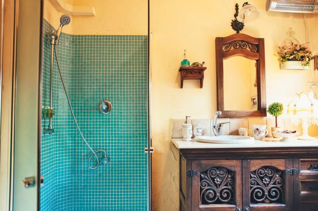 חדר רחצה מעוצב עם מקלחון מקסים בצבע תכלת - באווירה אחרת