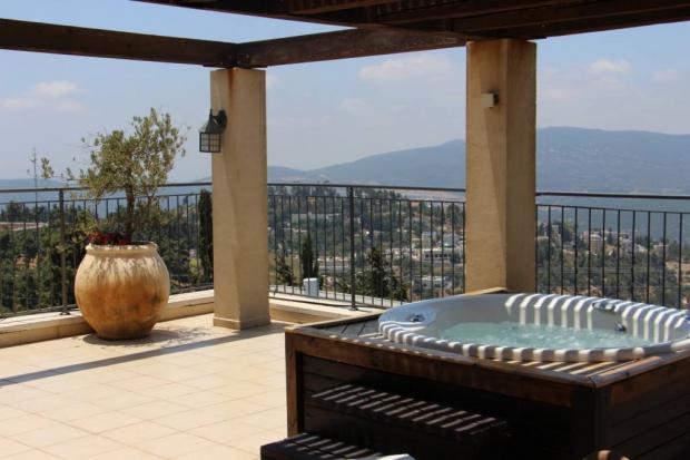 מרפסת ענקית פרטית לכל אחת מסוויטות הפנטהאוז עם ג'קוזי מול הנוף - Villa Galilee