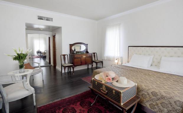 מיטה גדולה ומפוארת בחדר בעיצוב צרפתי קלאסי - וילה גליליי