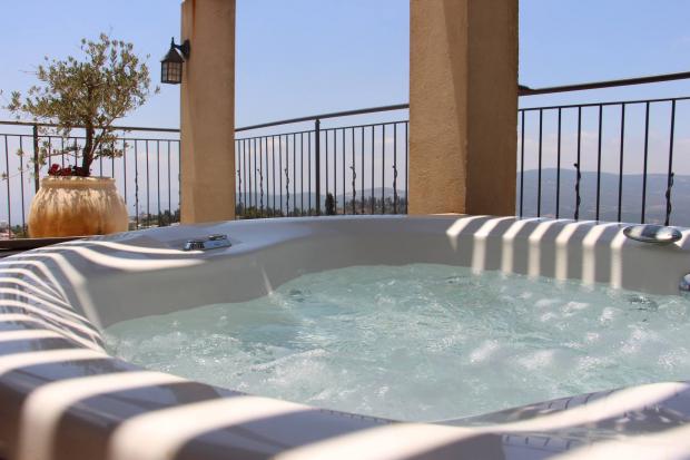 בסוויטות הפנטהאוז היוקרתיות תהנו מג'קוזי עגול במרפסת פרטית מול הנוף - Villa Galilee