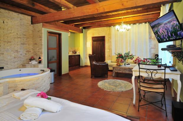 סוויטות רומיאו ויוליה מעוצבות בסגנון טוסקני חמים בנויות בשיטת open space - Ahuzat Tuscana Ba'galil