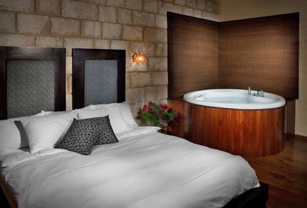ג'קוזי עגול ורומנטי בסוויטות שקד שזיף ותות המפוארות - Muscat A luxurious holiday resort