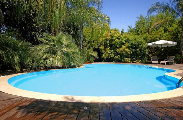 בריכת שחייה גדולה עם מיטות שיזוף - Muscat Complexe de villégiature de luxe