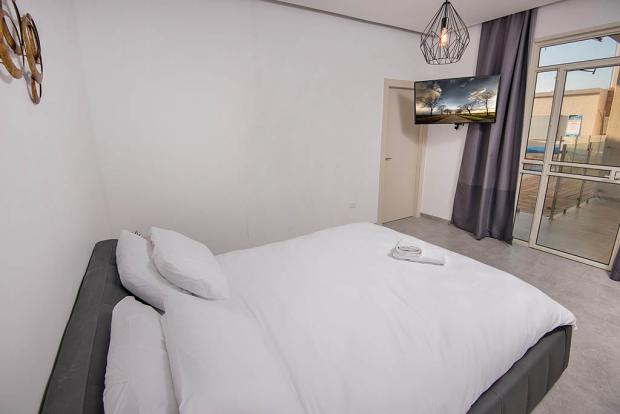 מיטת קינג סייז באחד מחדרי השינה - Ahoza Al Hamaim