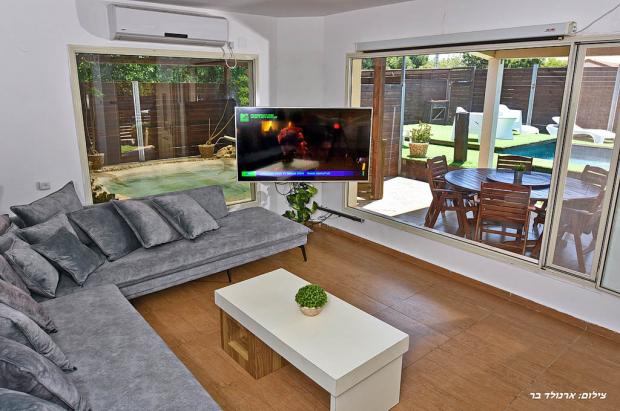 סלון מרווח במיוחד עם smart tv, מערכת קולנוע, סטרימר וערוצי yes - Pool-View 