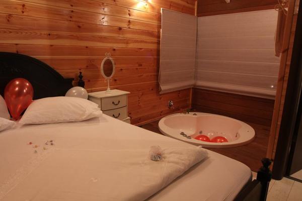 חדר שינה עם ג'קוזי מפנק בצמוד - נופי אוריה
