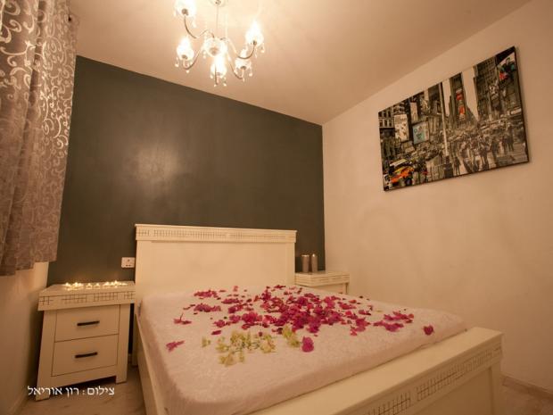 חדר שינה נעים ומפנק עם מיטה איכותית ומזמינה - Hébergement à Eshtaol Forest