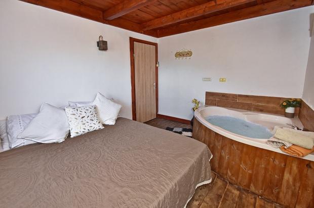 חדר שינה זוגי עם גקוזי פנימי פרטי - אחוזה בכפר