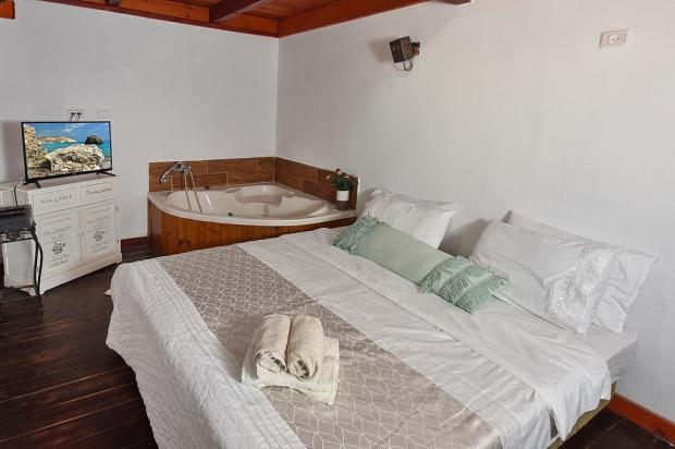 חדר שינה זוגי נעים ומפנק עם גקוזי פנימי פרטי - אחוזה בכפר