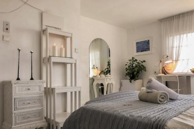 חדר השינה הזוגי המפנק עם אביזרי נוי יפים - מול כנרת