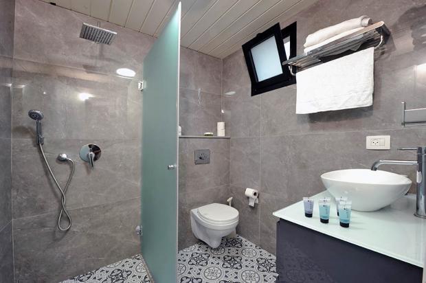 חדר הרחצה המפנק עם מקלחון איכותי - סוויטות שלווה בכנרת