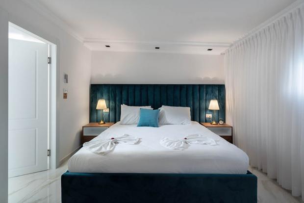 חדר שינה נוסף זוגי נעים במיוחד עם כריות נוי ומנורות - מילגרוס בוטיק