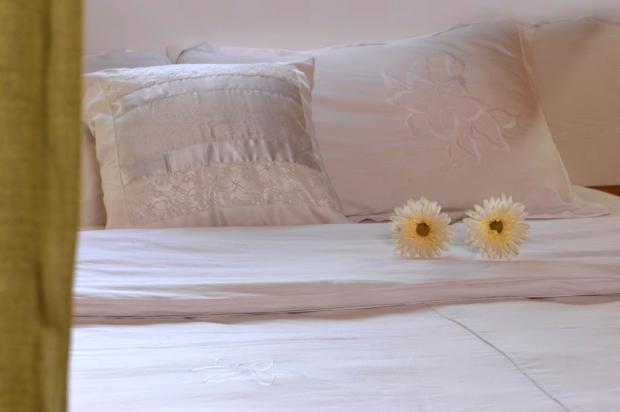 מיטה זוגית מפנקת ונוחה עם מצעים איכותיים ופרחים לקישוט ואווירה חלומית - מצפה חן